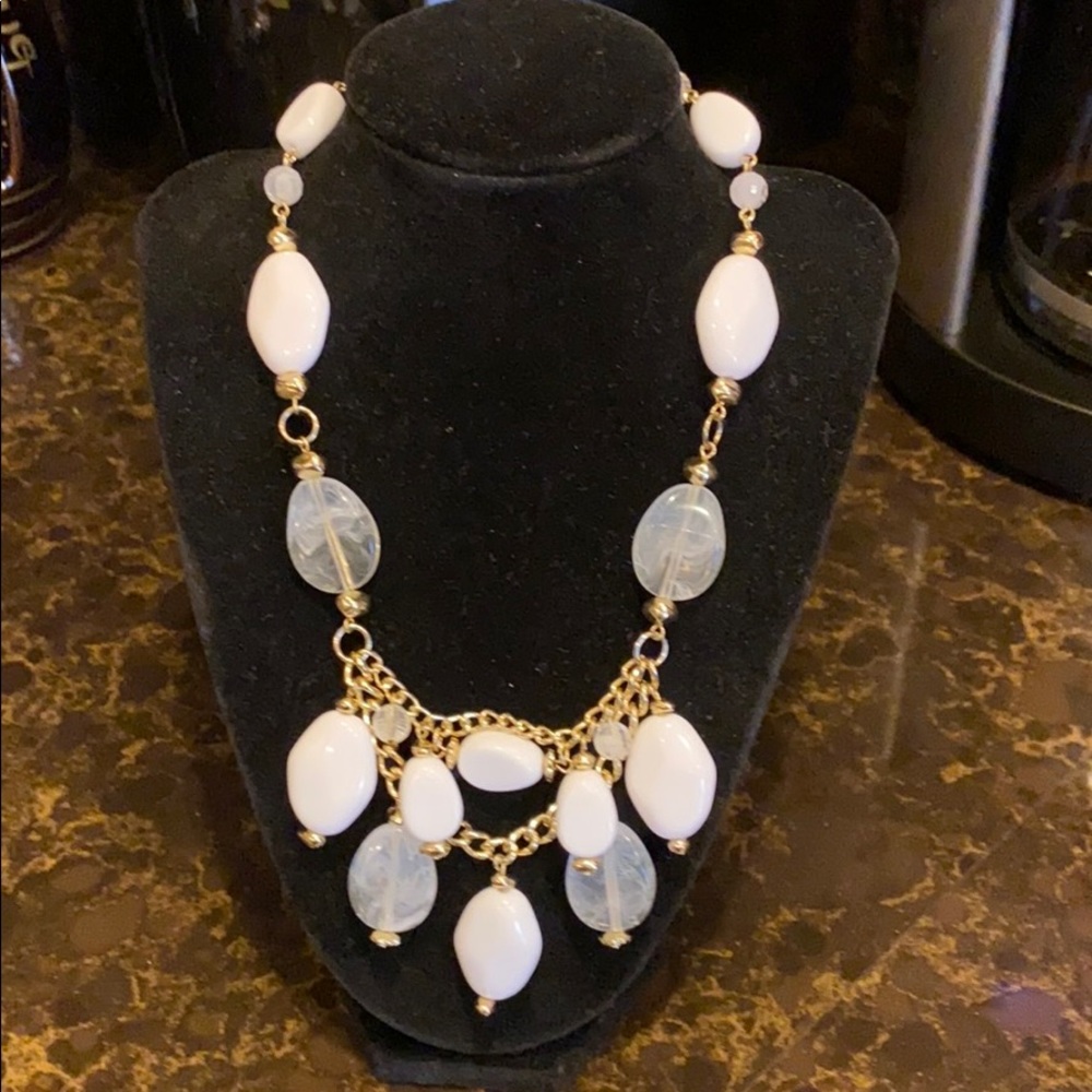 Avon White & Clear beaded & Gold necklace. NWOT
